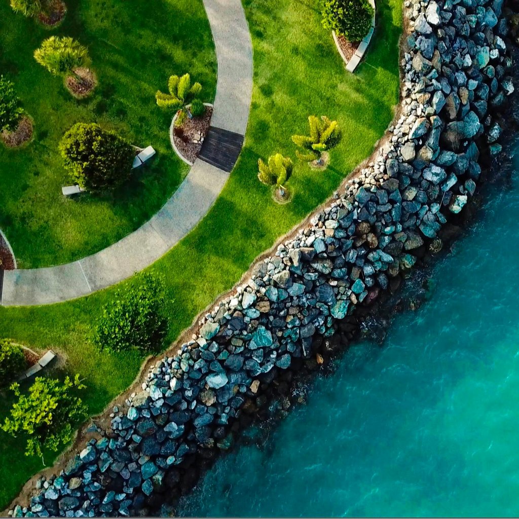 Stunning aerial view of Airlie Beach coastline in Queensland, Australia, showcasing lush greenery and turquoise waters.