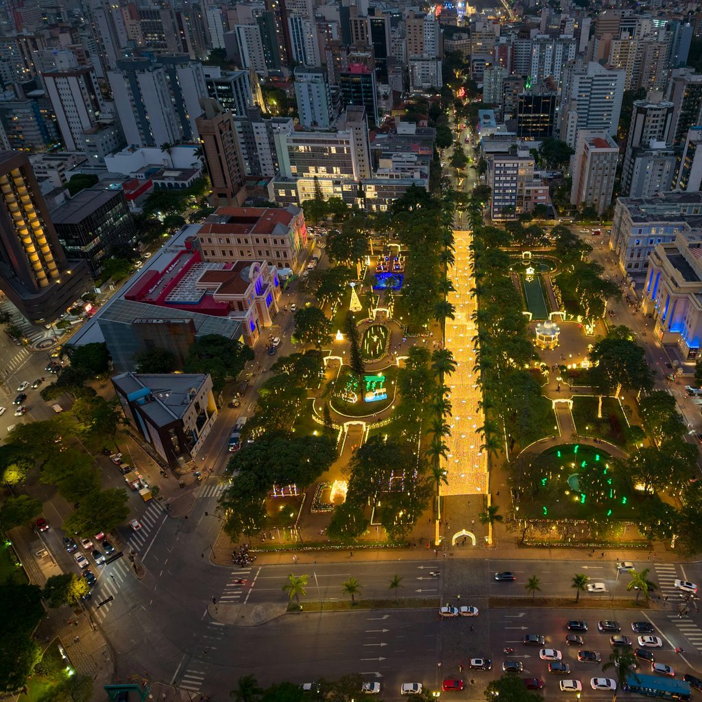Capture of Belo Horizonte's Freedom Square at night, illuminated with festive lights during Christmas season.