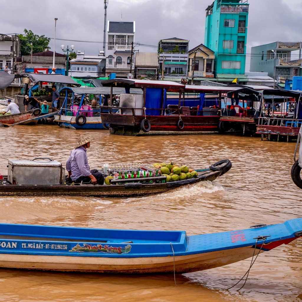 Vibrant scene of the Cai Rang Floating Market in Cần Thơ, Vietnam.