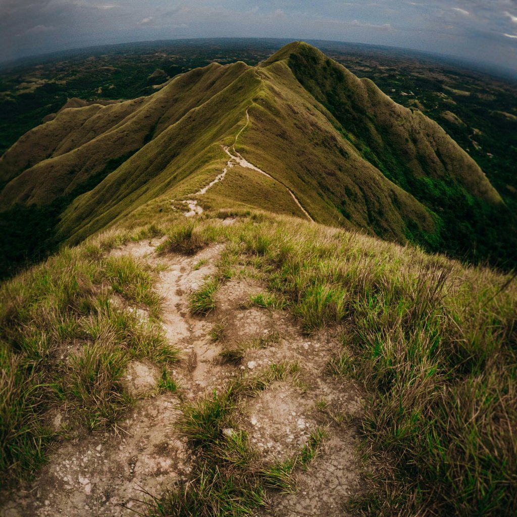 A breathtaking aerial view of a rugged mountain trail in El Valle de Antón, Panamá.