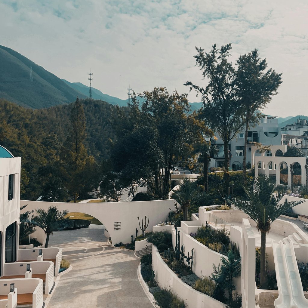 Stunning modern architecture amidst lush greenery in Huangshan, China.