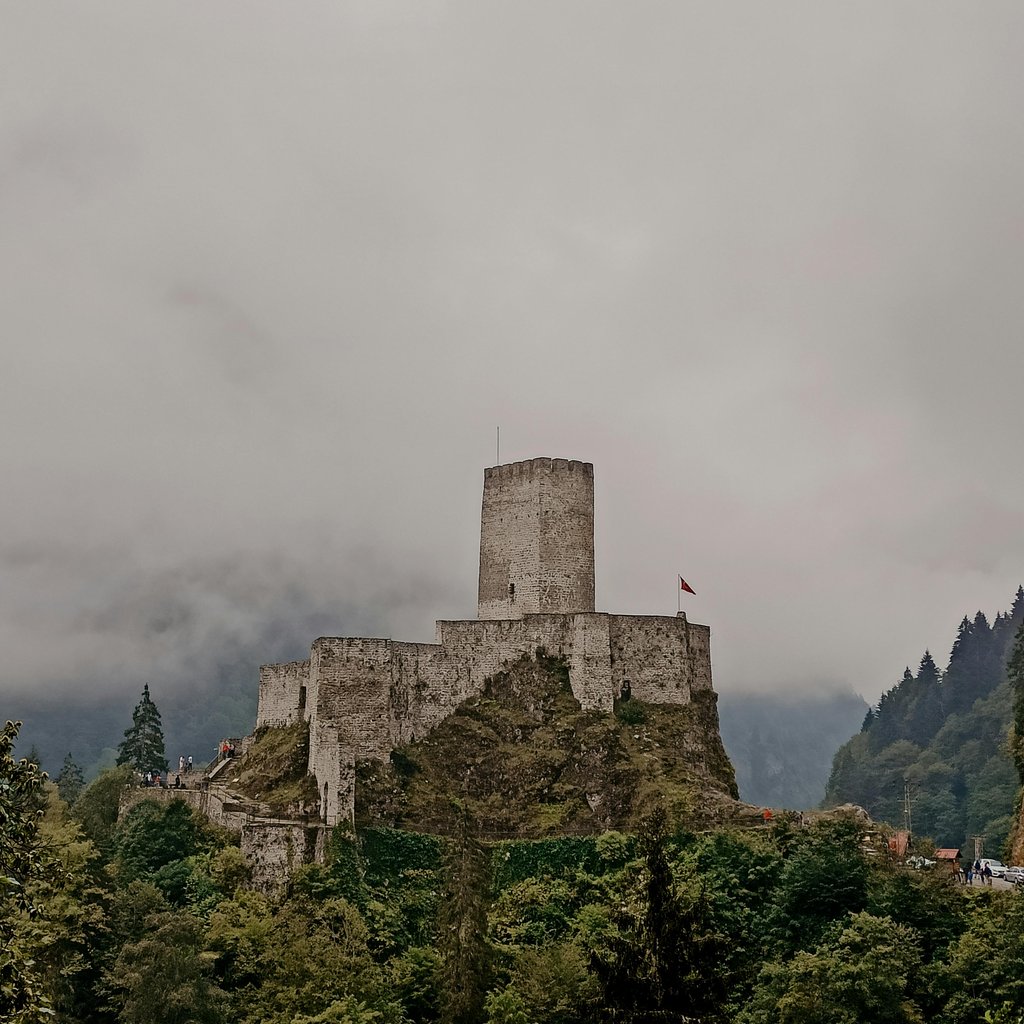 Misty landscape view of Rize Castle atop lush green hills in Şenköy, Turkey.
