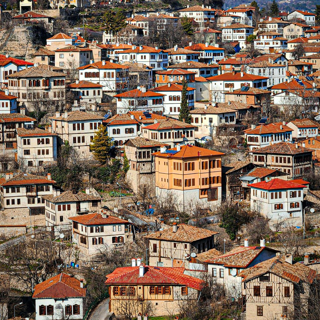 A picturesque overview of traditional Ottoman architecture in Safranbolu, Türkiye.