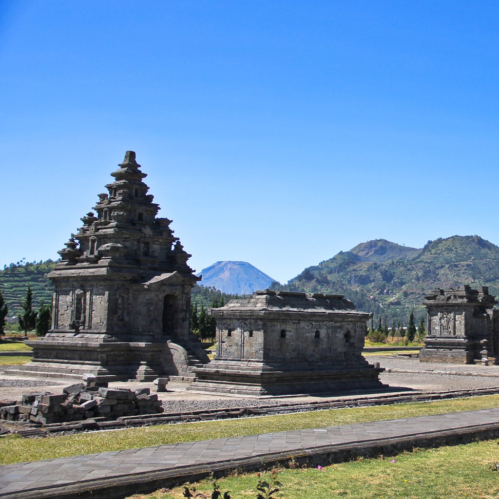 The Arjuna Temple complex consists of five temples arranged in two rows, the east row consists of four temple buildings all facing west, namely Arjuna Temple, Srikandi Temple, Puntadewa Temple and Sembadra Temple. The west row faces east, namely Semar Temple.