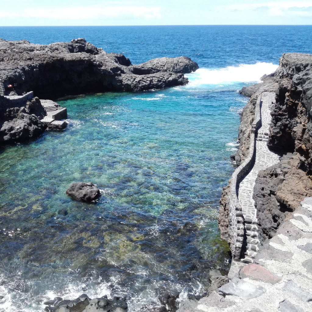 Charco Manso, El Hierro. Hermosa piscina natural con estructuras adaptadas al ocio.