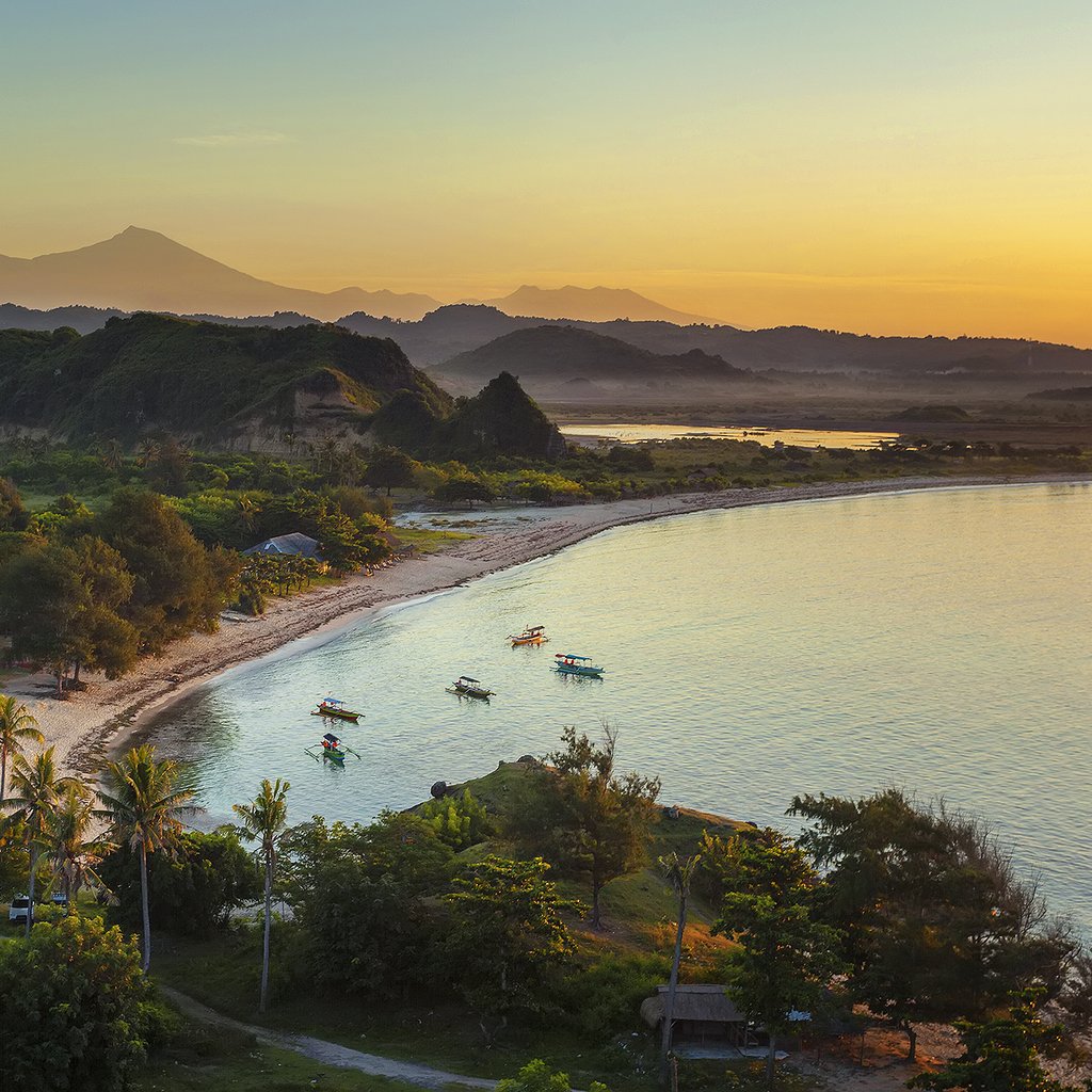 Pemandangan pagi hari kawasan pantai Kuta, Lombok dari bukit Merese