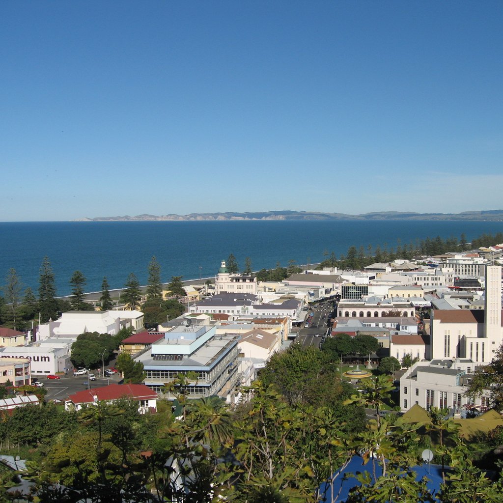 Taken from the walkway between Brewster Street and Onslow Road. Ah, the blue sky, blue Pacific and attractive buildings of Napier.